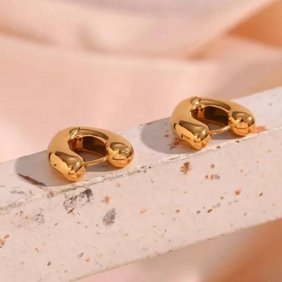 New 18K Chunky Hollow Heart Shape Huggies Earrings, NICE EARRINGS, CUTE EARRINGS - Picture 6 of 8